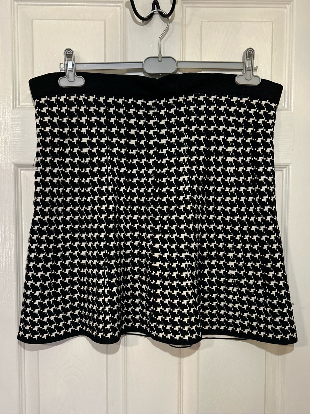 Max Studio Black and White Houndstooth Slinky Knit Mini Skirt sz Large